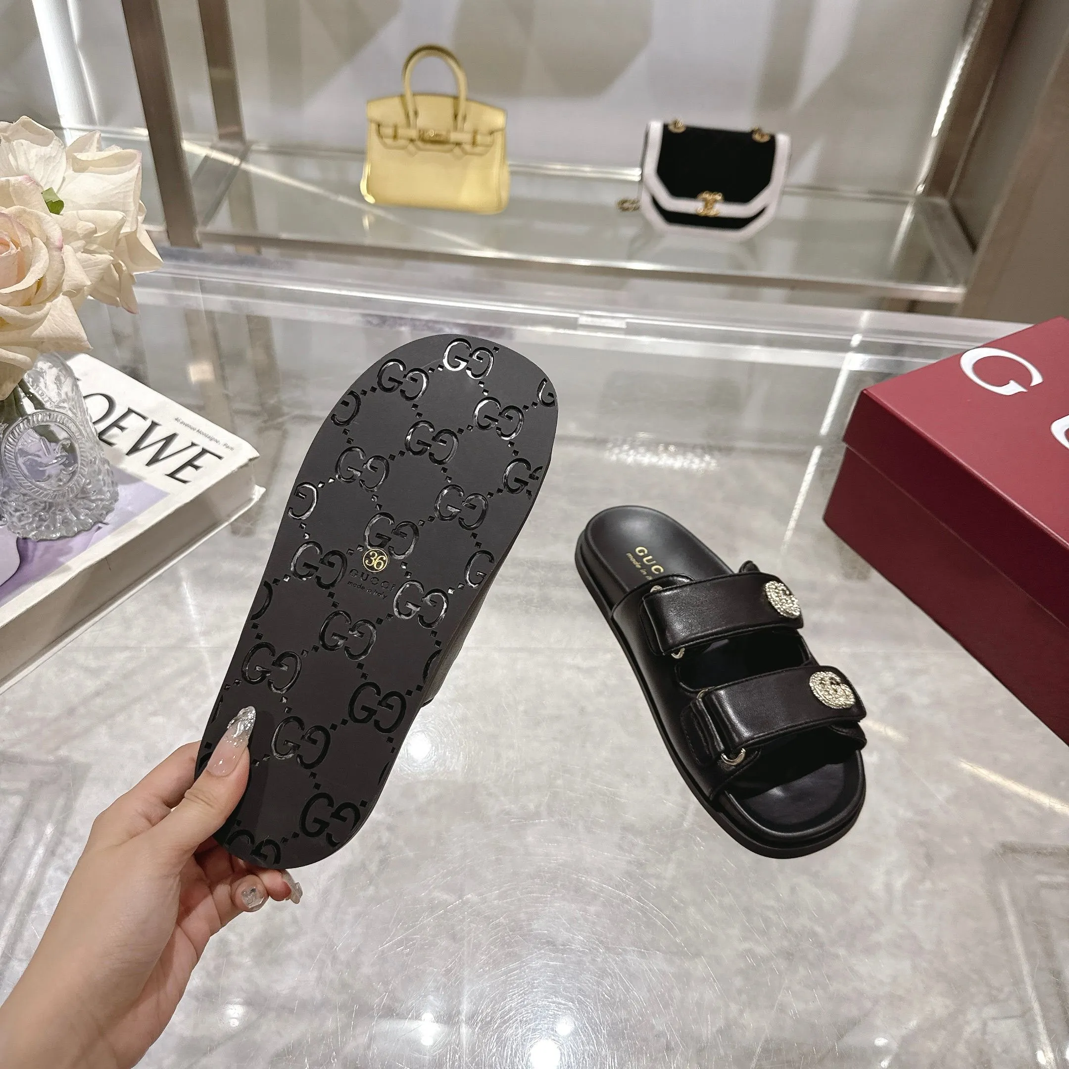 Wholesale direct sales 260👟👟 Gucci’s modern design aesthetic explores the path of unique craftsmanship, cleverly integrating the brand’s classic elements with its beloved brand identity. The sandal is embellished with the beloved Double G hardware, adding a touch of understated branding to the design, complementing the versatility of the Velcro straps. Women Light gold tone hardware Sheepskin lining Double G Rubber sole Velcro fastening Flat sole